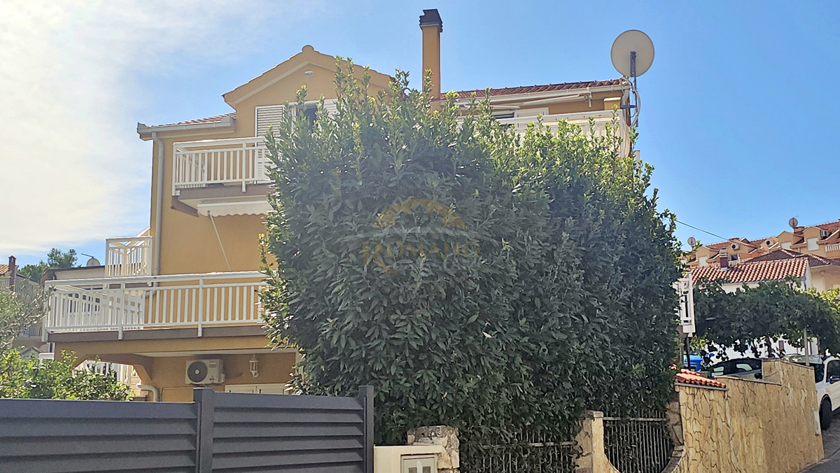 Apartmajska hiša v Okrugu Gornjem/Čiovo, drugi niz od morja - 5 apartmajev